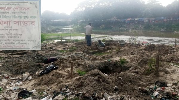 নান্দাইল পৌর পার্কে ময়লা রাখার ঘর নির্মাণকাজে স্থানীয়রা প্রতিবাদ করছেন।