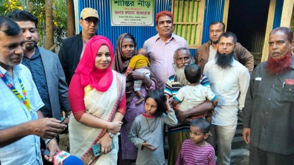 বাকেরগঞ্জে মুকুল বেগম পরিবারকে দেওয়া হয়েছে নবনির্মিত ঘর ‘শান্তির নীড়’
