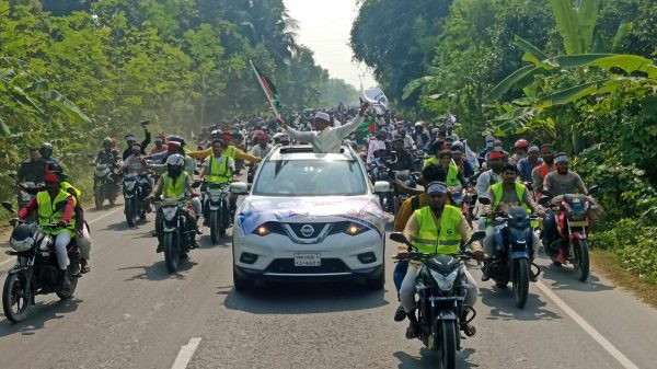 চারঘাট–বাঘায় জামায়াতের এমপি প্রার্থী নাজমুল হকের নেতৃত্বে অনুষ্ঠিত মোটরসাইকেল শোভাযাত্রার দৃশ্য
