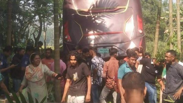 বরিশালের রিশাল-টু-পটুয়াখালী মহাসড়কে বাস দুর্ঘটনায় আহত যাত্রীদের উদ্ধার