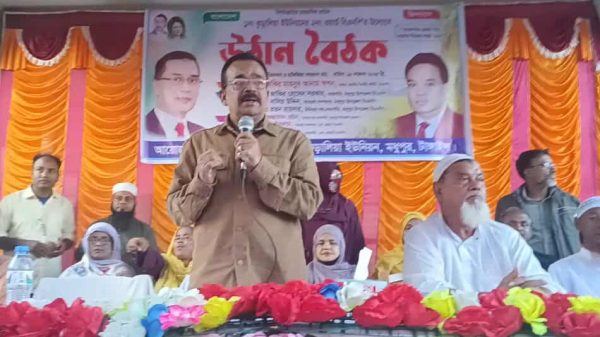 টাঙ্গাইলের মধুপুরের কুড়ালিয়া গোরস্থান এতিমখানা মাঠ প্রাঙ্গণে অনুষ্ঠিত বিএনপির উঠান বৈঠকের ছবি। ছবিটিতে মঞ্চে প্রধান অতিথি আলহাজ্ব ফকির মাহাবুব আনাম স্বপন ও অন্যান্য নেতারা এবং সামনে উপস্থিত বিপুল সংখ্যক জনতা দেখা যাচ্ছে।