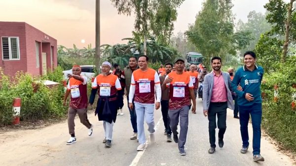 গারো পাহাড়ের পথে শেরপুর হাফ ম্যারাথন–২০২৫-এ অংশ নেওয়া রানারদের দৌড় ও উৎসবমুখর পরিবেশ।