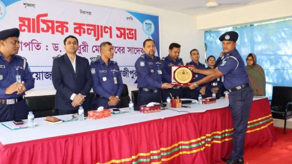 শ্রীপুর মডেল থানার ওসি মহম্মদ আব্দুল বারিককে গাজীপুর জেলার শ্রেষ্ঠ ওসি হিসেবে পুরস্কার প্রদান অনুষ্ঠানে ক্রেস্ট হাতে ধরছেন।