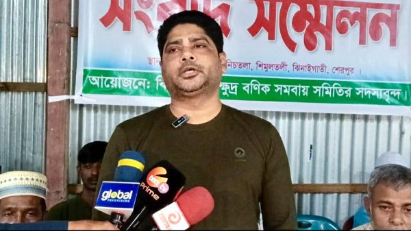 ঝিনাইগাতীতে সমবায় সমিতির অর্থ আত্মসাৎ অভিযোগ নিয়ে সংবাদ সম্মেলনের দৃশ্য