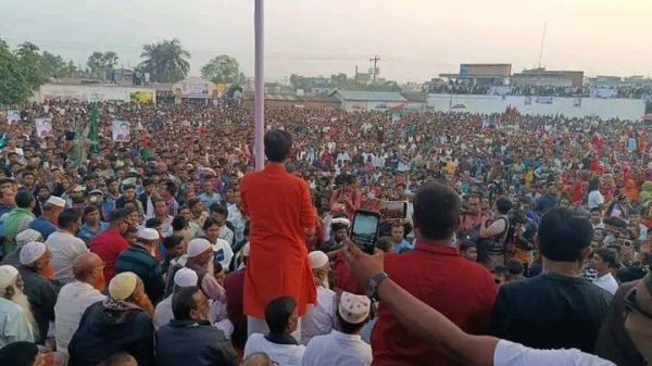 টিপু লালপুর সুন্দরী পাইলট স্কুল মাঠে জনসভায় বক্তৃতা করছেন