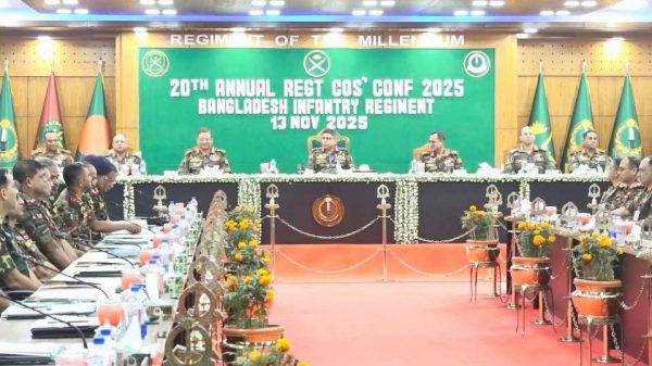 রাজশাহী সেনানিবাসে বাংলাদেশ ইনফ্যান্ট্রি রেজিমেন্টের ২০তম অধিনায়ক সম্মেলন, প্রধান অতিথি সেনাবাহিনী প্রধান জেনারেল ওয়াকার-উজ-জামান বক্তৃতা করছেন