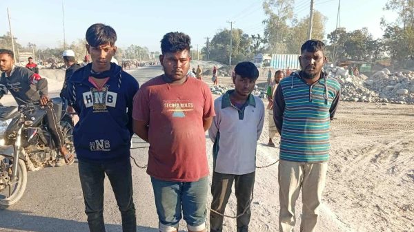 বাংলাবান্ধা স্থলবন্দরে ধর্ষণ মামলার জন্য পুলিশের অভিযান এবং আটককৃতদের হস্তান্তরের দৃশ্য