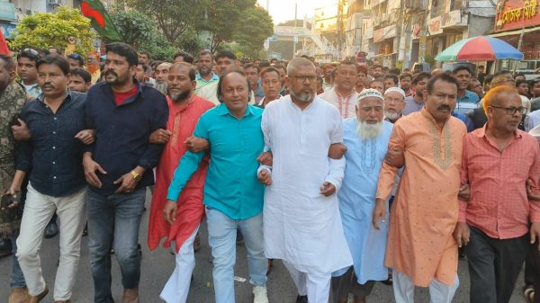 রাজশাহীর বাটার মোড়ে অ্যাডভোকেট শফিকুল হক মিলনের পক্ষে বিএনপির আনন্দ মিছিলে অংশ নেওয়া নেতাকর্মীদের ভিড়