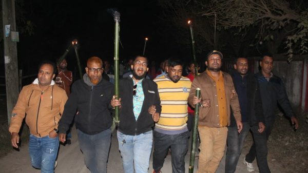 বাঘা উপজেলায় সংগ্রামী দল ও বিএনপি নেতারা মশাল মিছিলে অংশ নিচ্ছেন