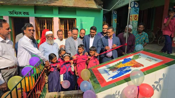 মধুপুরের ভুটিয়া সরকারি প্রাথমিক বিদ্যালয়ে প্লে গ্রাউন্ড উদ্বোধন অনুষ্ঠানে ইউএনও মো. জুবায়ের হোসেন ও স্থানীয় অতিথিবৃন্দ, শিশুদের আনন্দঘন মুহূর্ত।