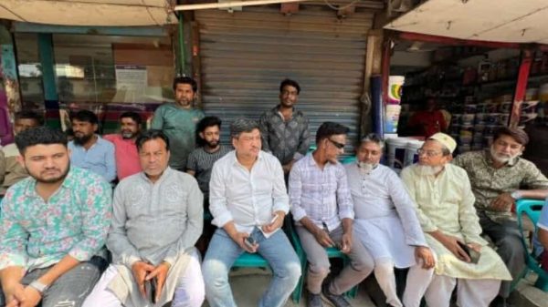 বিএনপি নেতা জাবেদ আহমেদ সুমন মহাসড়কে নেতাকর্মীদের সঙ্গে অবস্থান করছেন