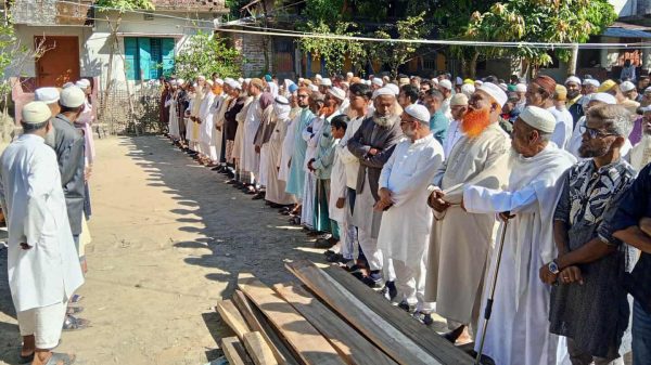 বাকেরগঞ্জে সমাজ সেবক আঃ মালেক হাওলাদারের জানাজা অনুষ্ঠানের দৃশ্য
