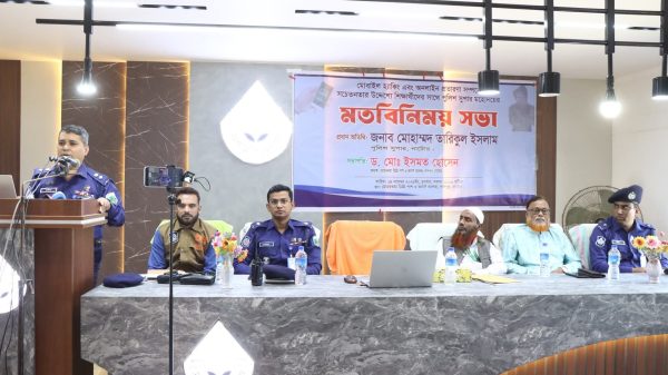 লালপুরে শিক্ষার্থীদের সঙ্গে পুলিশ সুপারের মতবিনিময় সভার ছবি, মোবাইল হ্যাকিং ও অনলাইন প্রতারণা প্রতিরোধ বিষয়ক উপস্থাপনা