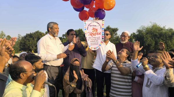 নীলফামারীর ডিমলায় খগাখরিবাড়ী মিনি স্টেডিয়ামে কোকো স্মৃতি ফুটবল টুর্নামেন্টের উদ্বোধনী খেলায় দর্শকদের উল্লাসমুখর দৃশ্য
