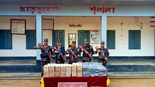 শেরপুর–ময়মনসিংহ সীমান্তে বিজিবির অভিযানকালে আটককৃত ভারতীয় চোরাচালানী পণ্য দৃশ্য।