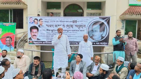 অধ্যক্ষ ইউনুস খানের ৩১তম মৃত্যুবার্ষিকীতে বাকেরগঞ্জে নেতাকর্মীদের কবর জিয়ারত ও পুষ্পস্তবক অর্পণের দৃশ্য।