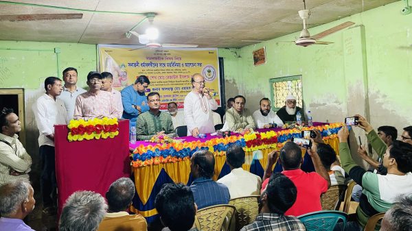 রাণীনগর প্রাথমিক শিক্ষক সমিতি হলরুমে সনাতনী ধর্মাবলম্বীদের সঙ্গে মতবিনিময় ও আলোচনা সভায় অংশগ্রহণকারীরা।