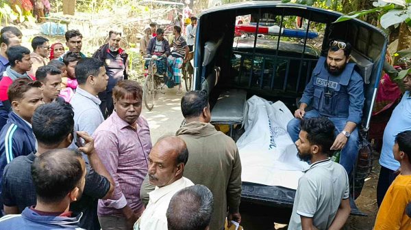 শাহজাদপুরে আত্মহত্যার ঘটনায় পুলিশ ঘটনাস্থলে এসে মরদেহ উদ্ধার করছে—ব্রজবালা গ্রাম।