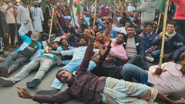 রাজশাহী-১ তৃণমূল নেতাকর্মীরা বিএনপি প্রার্থী পরিবর্তনের দাবিতে মহাসড়ক অবরোধ করছে।