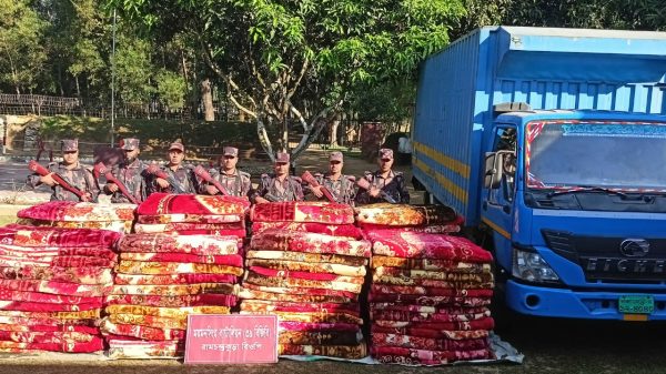 বিজিবি সদস্যরা শেরপুর–ময়মনসিংহ সীমান্তে চোরাচালানী মালামাল, কাভার্ডভ্যান ও ইজিবাইক জব্দ করে রেখেছেন।