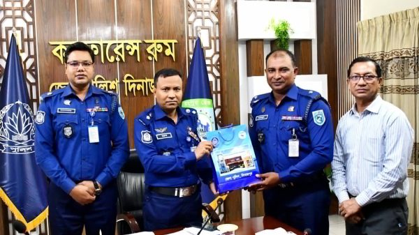 দিনাজপুর জেলা পুলিশের বিদায় সংবর্ধনা অনুষ্ঠানে পুলিশ সুপার মোঃ মারুফাত হুসাইন ট্রাফিক পরিদর্শক মোঃ সাজেদুল ইসলামকে স্মৃতি সম্মাননা উপহার দিচ্ছেন।