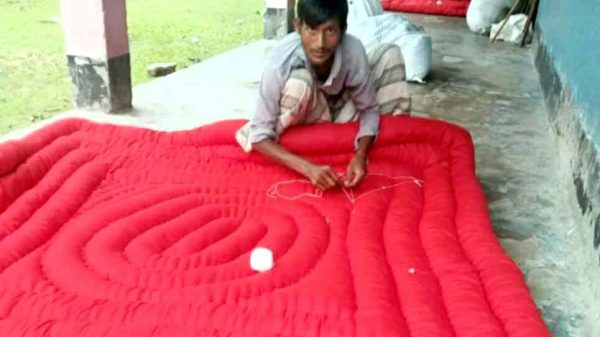 লক্ষীপুরের বাজারে শীতের আগমনে ধুনকররা লেপ–তোষক তৈরি করছেন, ক্রেতারা বাজারে কেনাকাটা করছেন