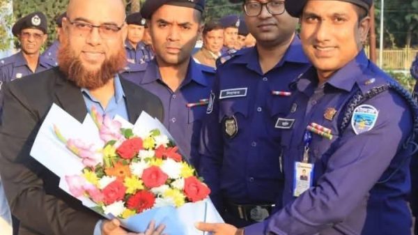 নোয়াখালীর নবনিযুক্ত পুলিশ সুপার টি. এম মোশাররফ হোসেন ফুলেল শুভেচ্ছা গ্রহণ করছেন এবং দায়িত্বভার গ্রহণ করছেন।