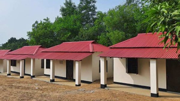 “শ্রীপুর আশ্রয়ণ প্রকল্পের ফাঁকা ঘর, তালাবদ্ধ ঘর ও ঝোপঝাড়ের দৃশ্য”