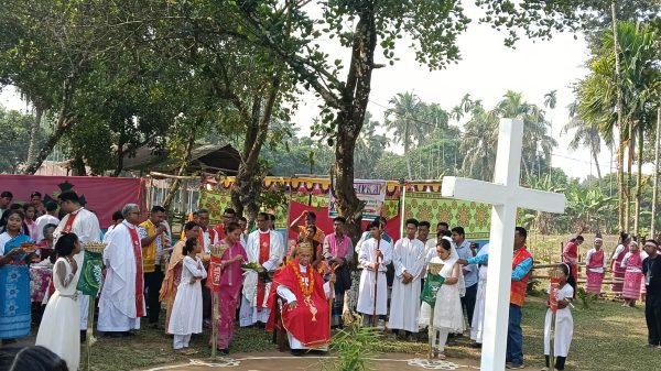 গারো সম্প্রদায়ের ওয়ানগালা উৎসবে ঐতিহ্যবাহী নৃত্য পরিবেশন করছেন অংশগ্রহণকারীরা—ঝিনাইগাতী, শেরপুর।