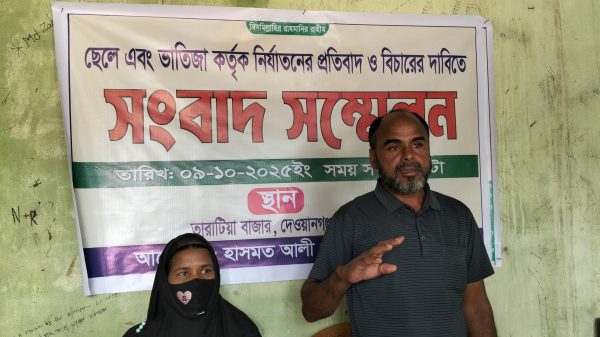 দেওয়ানগঞ্জে সংবাদ সম্মেলনে বক্তব্য দিচ্ছেন ভুক্তভোগী হাসমত আলী