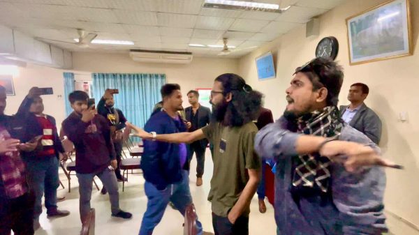 রাজশাহী পর্যটন মোটেলে সাংবাদিকদের ওপর এনসিপি নেতাদের হুমকি ও উত্তেজনার দৃশ্য।