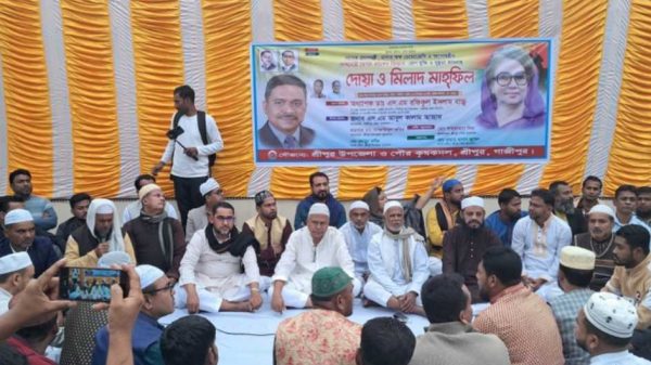 শ্রীপুরে কৃষক দলের মিলাদ ও দোয়া মাহফিলে বিএনপি নেতারা বেগম খালেদা জিয়ার সুস্থতা কামনা করছেন।