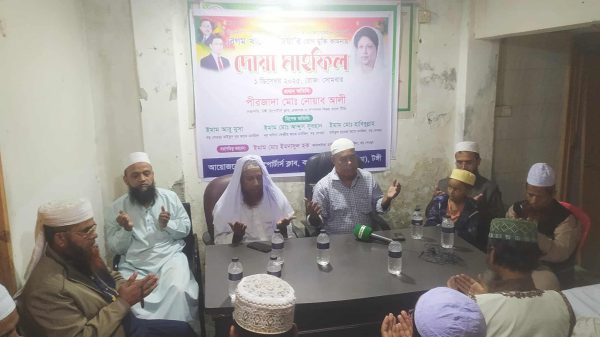 টঙ্গী রিপোর্টার্স ক্লাবের আয়োজন করা দোয়া মাহফিলে ইমাম, সাংবাদিক ও স্থানীয়দের অংশগ্রহণের দৃশ্য।