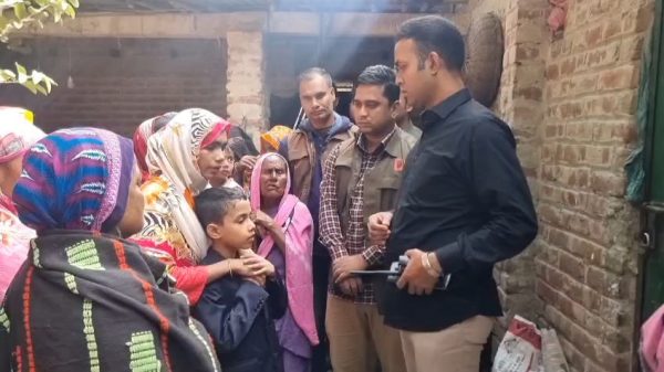 “জয়পুরহাটের চিরলা গ্রামে দুর্বৃত্তের হামলার ঘটনায় নিহত নারীর মরদেহ ও পুলিশি তদন্তের দৃশ্য”