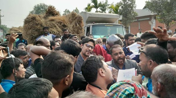 বকশীগঞ্জ-রৌমারী সড়কে সার না পাওয়ায় কৃষকদের সড়ক অবরোধ ও যানজটের দৃশ্য।