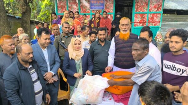 নতুন নির্মিত ঘরের সামনে দাঁড়িয়ে ইউএনও রুমানা আফরোজ ও রমেশ চন্দ্র—বাকেরগঞ্জে মানবিক সহায়তা কার্যক্রম