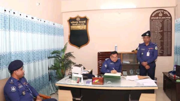 “নালিতাবাড়ী থানায় পুলিশ সুপার মোঃ কামরুল ইসলাম থানা ও চেকপোস্টের কার্যক্রম পরিদর্শন করছেন।”