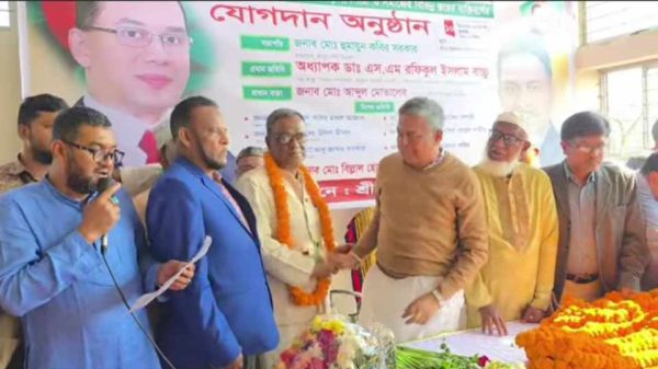 “শ্রীপুর মুক্তিযোদ্ধা কমপ্লেক্সে ৫২ জন বিশিষ্ট ব্যক্তির বিএনপিতে যোগদান অনুষ্ঠান—ডা. এসএম রফিকুল ইসলাম বাচ্চু ফুল দিয়ে বরণ করছেন।”