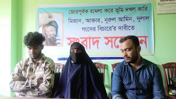 “চাটখিল উপজেলা প্রেসক্লাবে জোরপূর্বক ভূমি দখল ও হামলার প্রতিবাদে তাহেরা বেগম ও তার সন্তানদের সংবাদ সম্মেলন।”