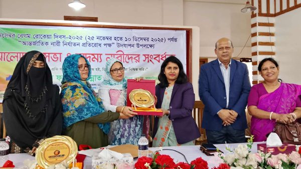 নান্দাইলে বেগম রোকেয়া দিবসের অনুষ্ঠানে অদম্য নারী সম্মাননা গ্রহণ করছেন কবি সুফিয়া বেগম।