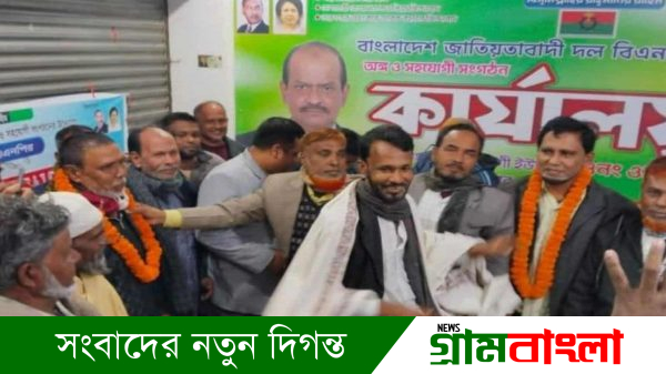 লক্ষ্মীপুরের খাসেরহাট বাজারে বিএনপি কার্যালয়ে ফুলের মালা পরিয়ে নতুন সদস্যদের বরণ