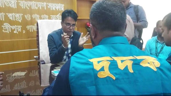 “শ্রীপুর উপজেলা স্বাস্থ্য কমপ্লেক্সে দুদকের আকস্মিক অভিযান—গাজীপুর জেলা দুদক টিম পরিদর্শন করছেন।”