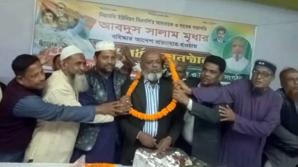 বাকেরগঞ্জে বিএনপি নেতার সংবর্ধনা বিতর্কের সময় রাজনৈতিক বৈঠক ও স্থানীয় নেতাকর্মীরা উপস্থিত